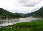 Elbe_-_flussaufwärts_kurz_nach_Ort_Königstein.jpg