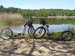 Zwei Mibos am See.jpg