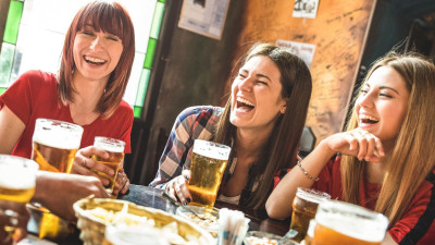 frauen--die-bier-trinken.jpg