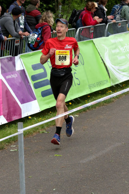 Auf Zielgerade Schmiedefeld 2022 nach knapp 74km (Rennsteig-Supermarathon)