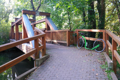 Kein Holzweg, sondern eine Brücke über die Ilm