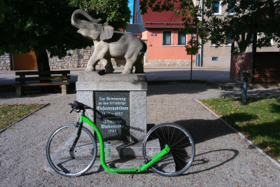 Ein Elefanten-Denkmal. Mitten in Thüringen. Wirklich! Wer es nicht glaubt: