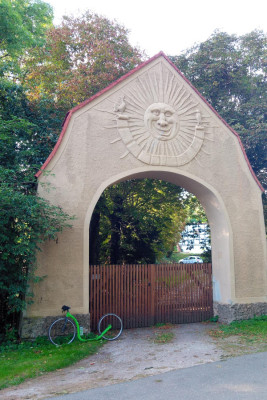 Auch wenn hier gerade Schatten ist: Sonnenuhr an einem Tor am Rand von Apolda an einem sonnigen Tag.