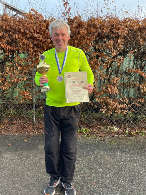Hohenlohe-MA-12-2023-Im-Ziel-mit-Pokal.jpg