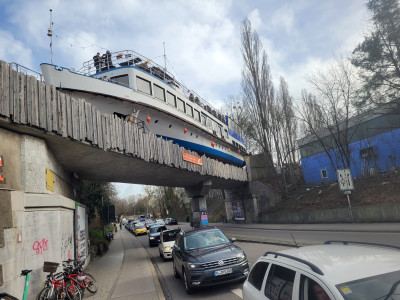 Munich-Urban-Trail-2024-Boot-auf-Brücke.jpg