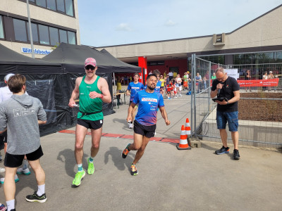 6Std-Lauf-Kelhein-2024-Staffelläufer-auf-die-letzte-Runde.jpg