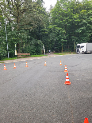 Bergischer-12-Std-Lauf-vom Parkplatz-in-den-Wald.jpg