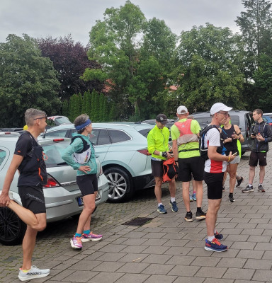 Jonas-Deichmann-Challenge120-Tag85-Läuferbegleitung-vorm-Start.jpg