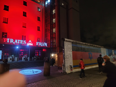 50-Berlin-MA-2024-Zwischen-Piraten-East-Side-Gallery-zum-Schiff.jpg