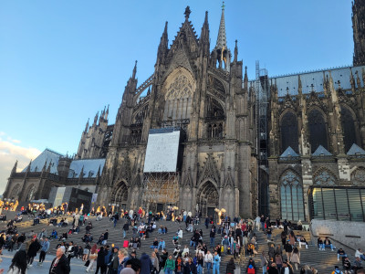 Köln-Marathon-2024-Domvorplatz.jpg