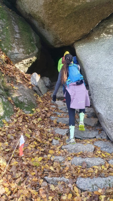RWUT-Ultra-Trail-ins-Felsenloch-reinkrabbeln.jpg