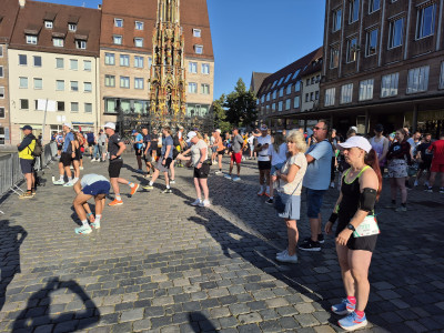 Metropolmarathon-Nürnberg-Fürth-2025-Aufwärmen-mit-Musik.jpg