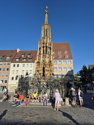 Metropolmarathon-Nürnberg-Fürth-2025-Schöner-Brunnen-Nürnberg-Hauptmarkt.jpg