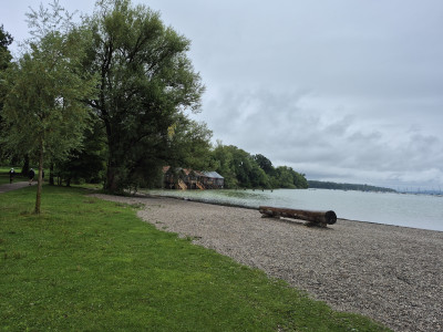 Ammersee-Ultra-2025-Läufer-und-Bootshäuser.jpg
