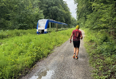 Ammersee-Ultra-2025-Zwischen-Bahngleis-und-Ammerseeufer.jpg