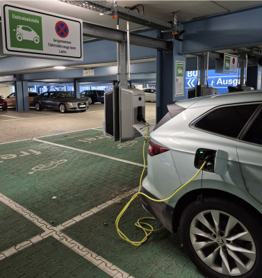 42. Mainova Frankfurt Marathon-2025-Auto-beim-Laden.jpg