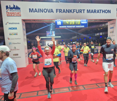 42. Mainova Frankfurt Marathon-2025-Finishline-in-Festhalle.jpg