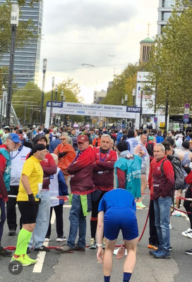 42. Mainova Frankfurt Marathon-2025-Warten-auf-den-Start.jpg