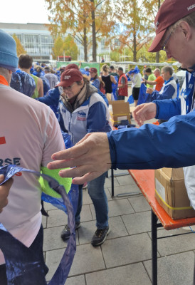 42. Mainova Frankfurt Marathon-2025-Freundliche-Helfer-verteilen-Wärmefolie.jpg